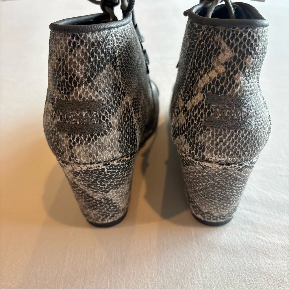TOMS Women’s Desert Wedge Booties 8 Snakeskin Print‎ Lace Up Ankle Boots Heels